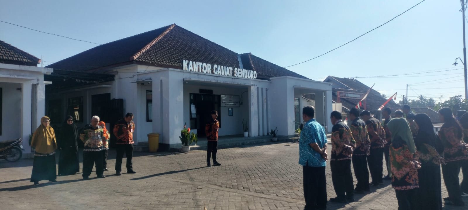 Tingkatkan Sinergi dan Kedisiplinan, Kasi Yanmum Pimpin Apel Pagi Bersama Lintas Sektor di Senduro